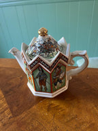 Vintage Porcelain Sadler Collectible  Teapot.Queen Elizabeth And Duke Of Wellington.