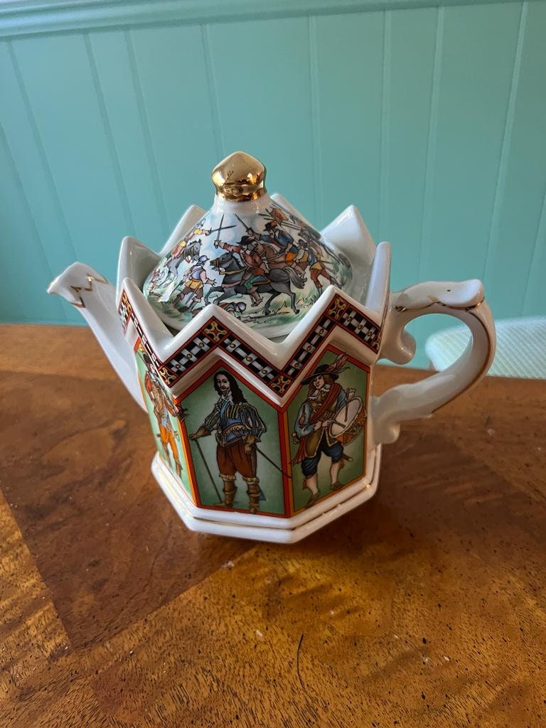 Vintage Porcelain Sadler Collectible  Teapot.Queen Elizabeth And Duke Of Wellington.