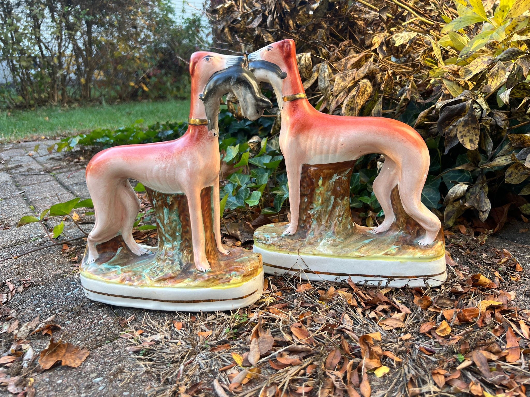 Vintage Staffordshire Style Greyhound Rabbit Statue Pair Ceramic Hunting Scene Figurine Home Decoration Hand Painted Collectible Display