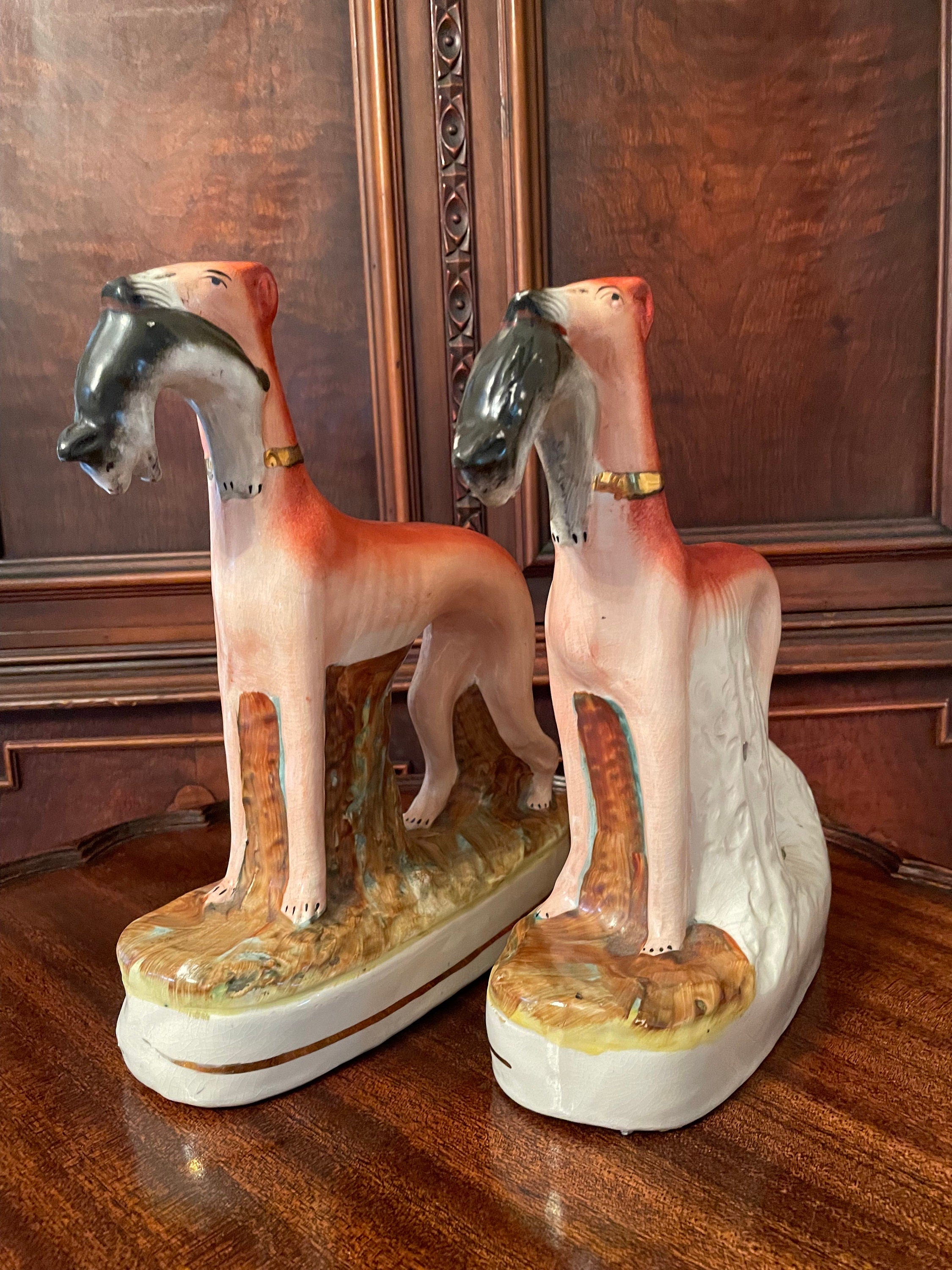 Vintage Staffordshire Style Greyhound Rabbit Statue Pair Ceramic Hunting Scene Figurine Home Decoration Hand Painted Collectible Display