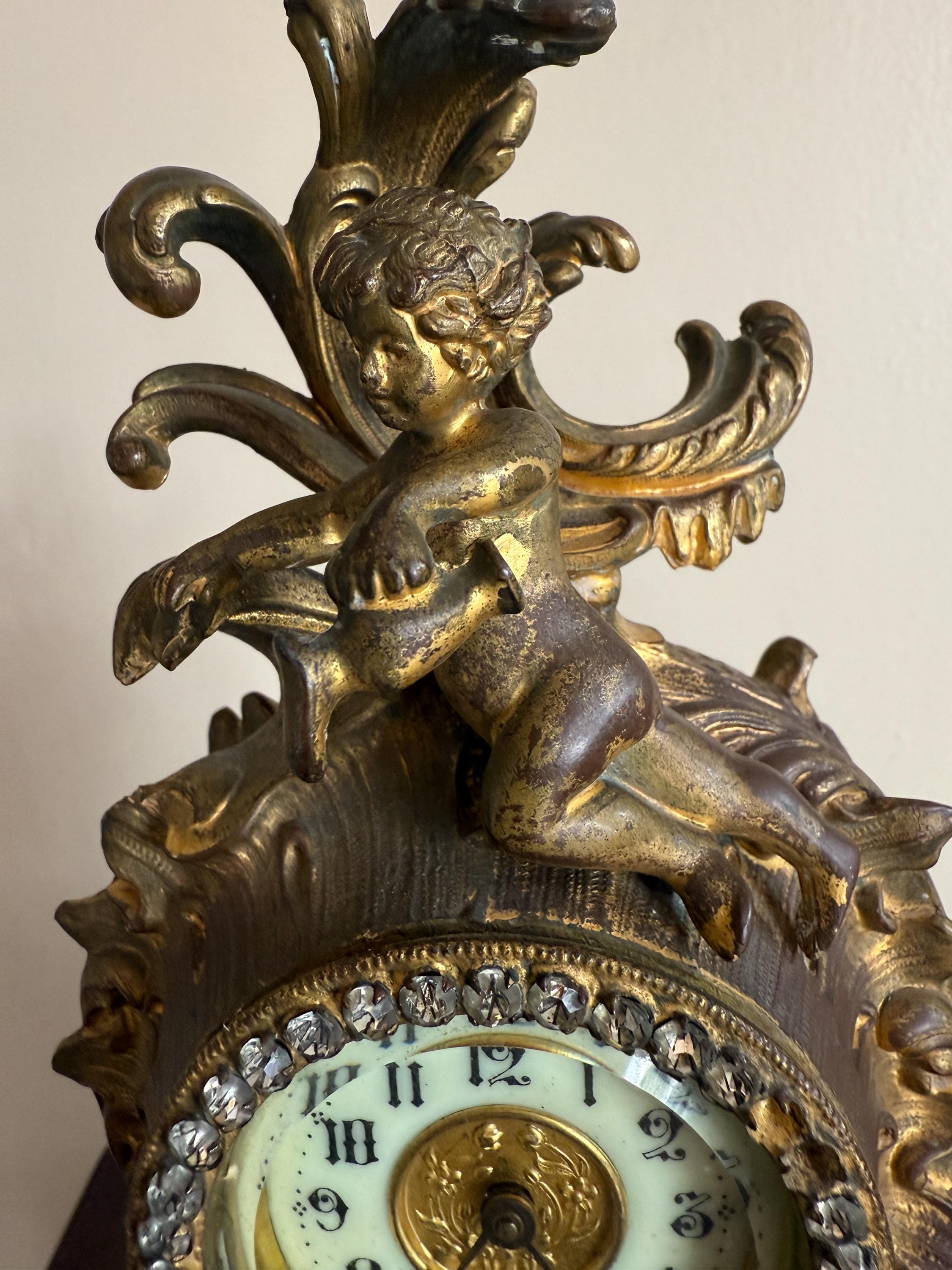 Vintage Cherub Table Clock Gilded Brass Frame Antique French Design Decorative Mantel Timepiece Crystal Accents Elegant Classic Home Decor