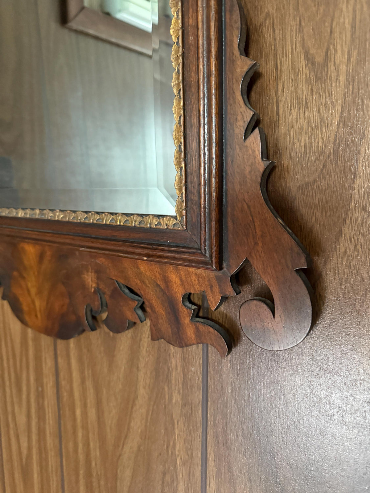 Vintage Henkel Harris Mahogany Wall Mirror, Federal Style Shell Carved Crest, Gold Beaded Trim, American Classic Elegance Home Decoration