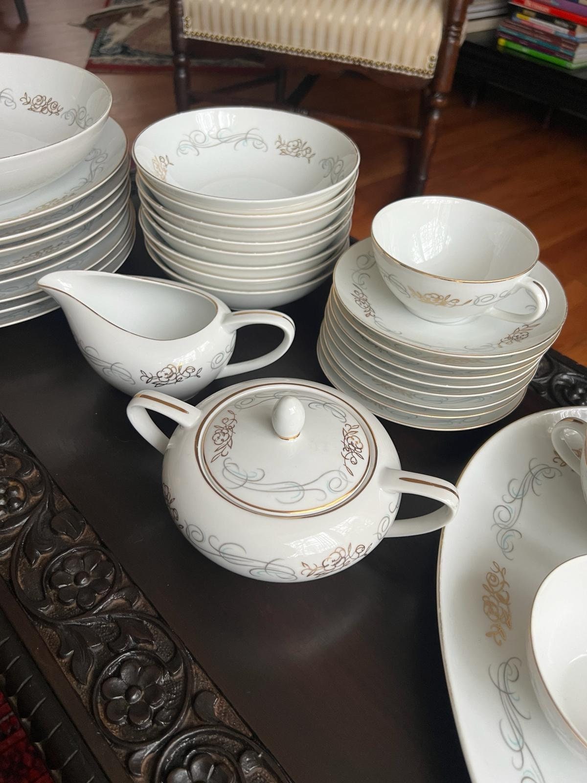 Vintage Wentworth Fine China Golden Scroll Dinnerware Set Elegant Floral Pattern Fine Porcelain Service Tea Soup Plates Cups Bowls Tray