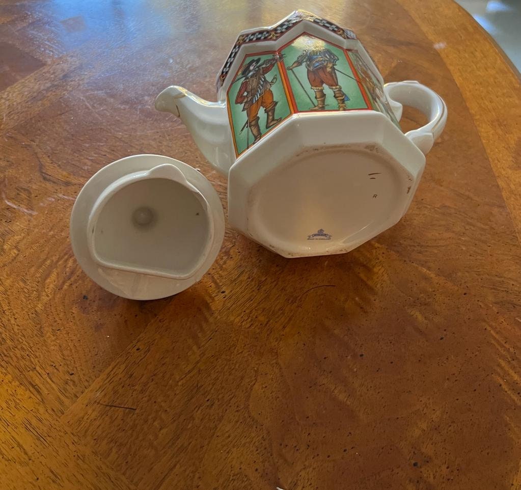 Vintage Porcelain Sadler Collectible  Teapot.Queen Elizabeth And Duke Of Wellington.
