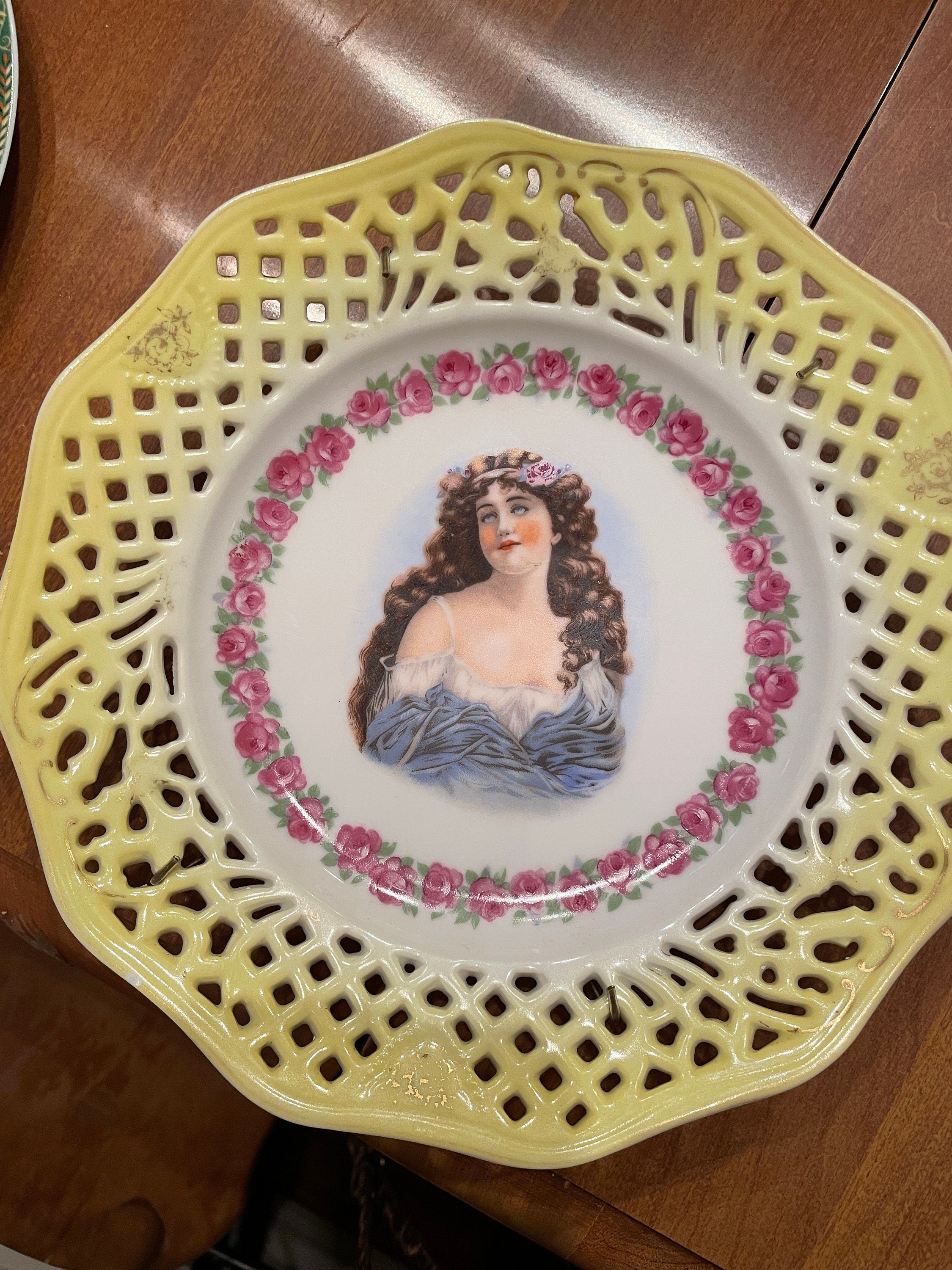 Vintage Unique Decorative Collectible Wall Plate.10"