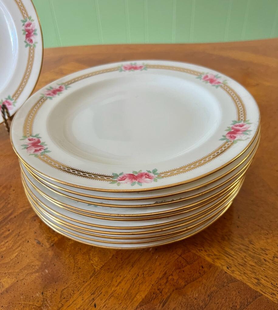 Vintage Wedgwood England Fine China Dinner Plates Set of 12 Featuring Pink Rose Garland Pattern Elegant Gold Trim Classic Floral Design