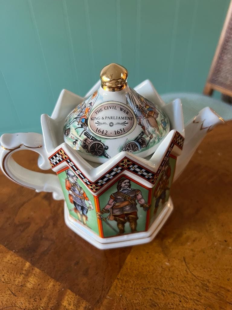 Vintage Porcelain Sadler Collectible  Teapot.Queen Elizabeth And Duke Of Wellington.