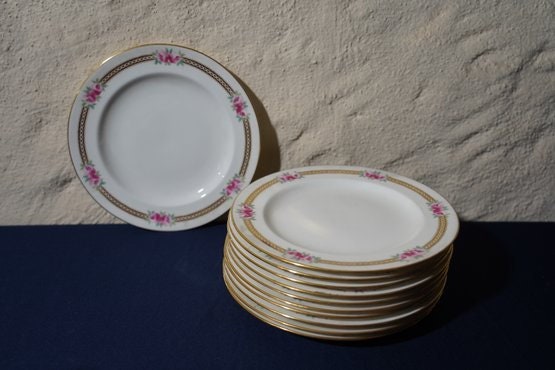 Vintage Wedgwood England Fine China Dinner Plates Set of 12 Featuring Pink Rose Garland Pattern Elegant Gold Trim Classic Floral Design