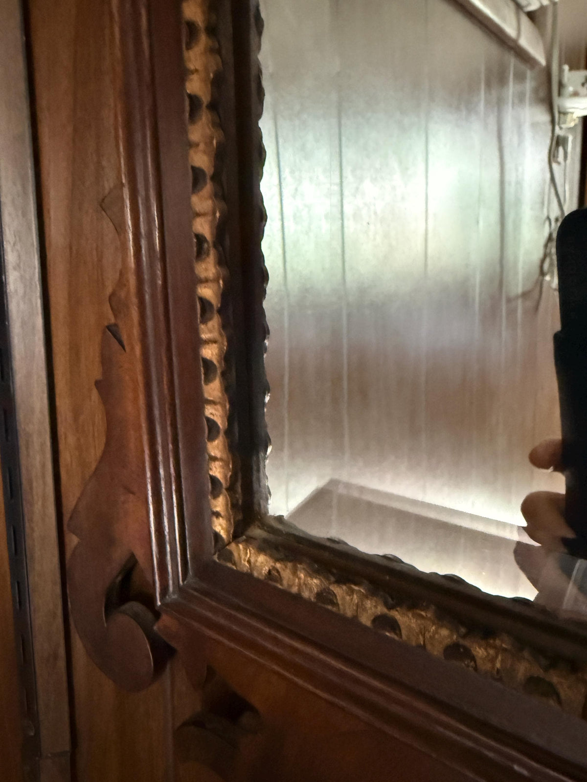 Vintage Henkel Harris Mahogany Wall Mirror, Federal Style Shell Carved Crest, Gold Beaded Trim, American Classic Elegance Home Decoration