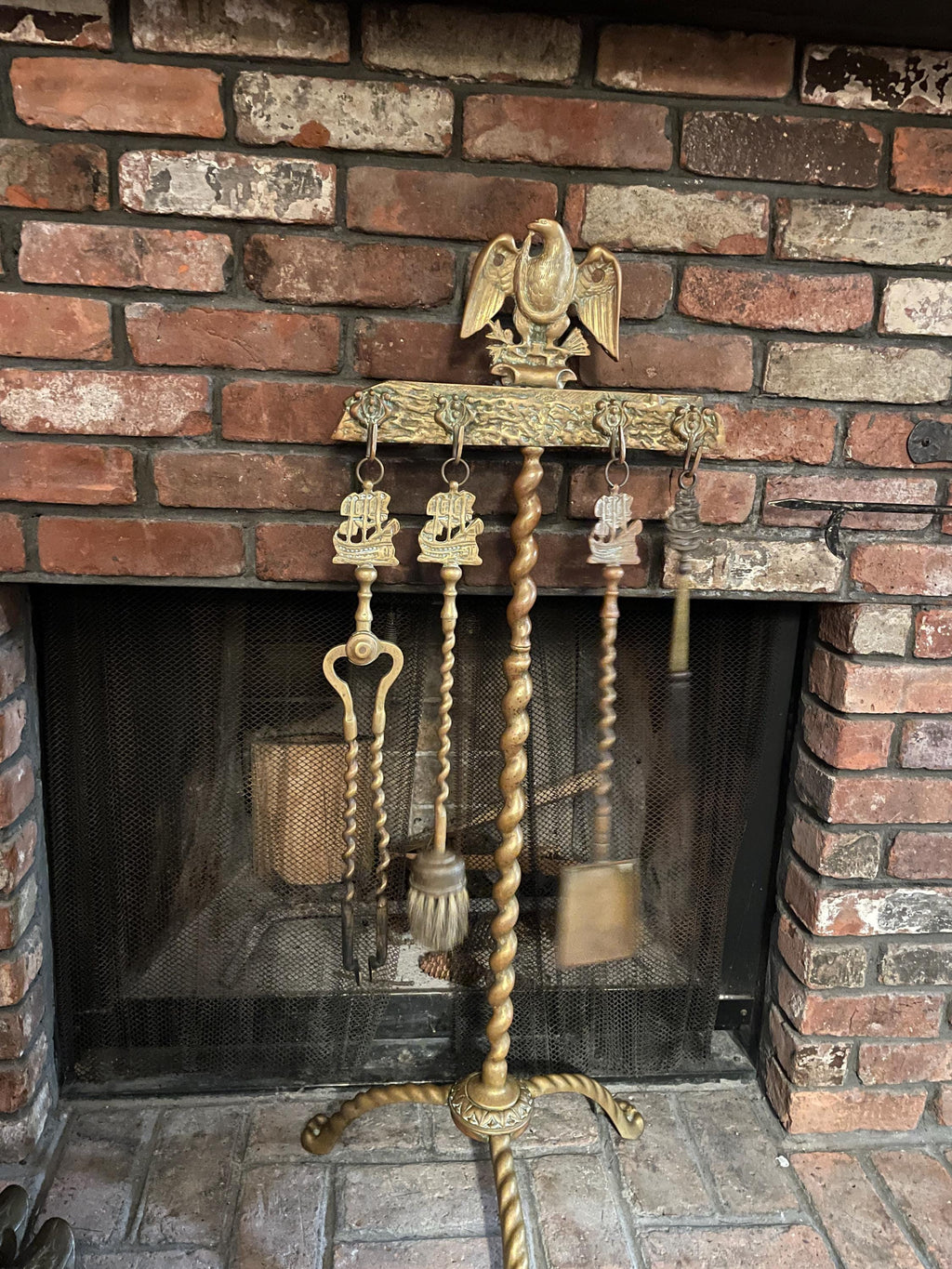 Antique Brass Rare Fireplace Tool Set Eagle Motif Decorative Hearth Accessory Brass Fireplace Tool Set with Eagle Motif and Twisted Stand