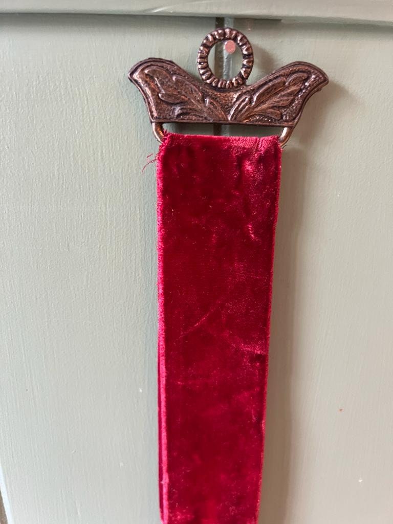 Victorian Style Velvet Ribbon Hanging Medallion Framed Portrait Girl Holding Cat Antique Style Wall Art Romantic Vintage Miniature Decor