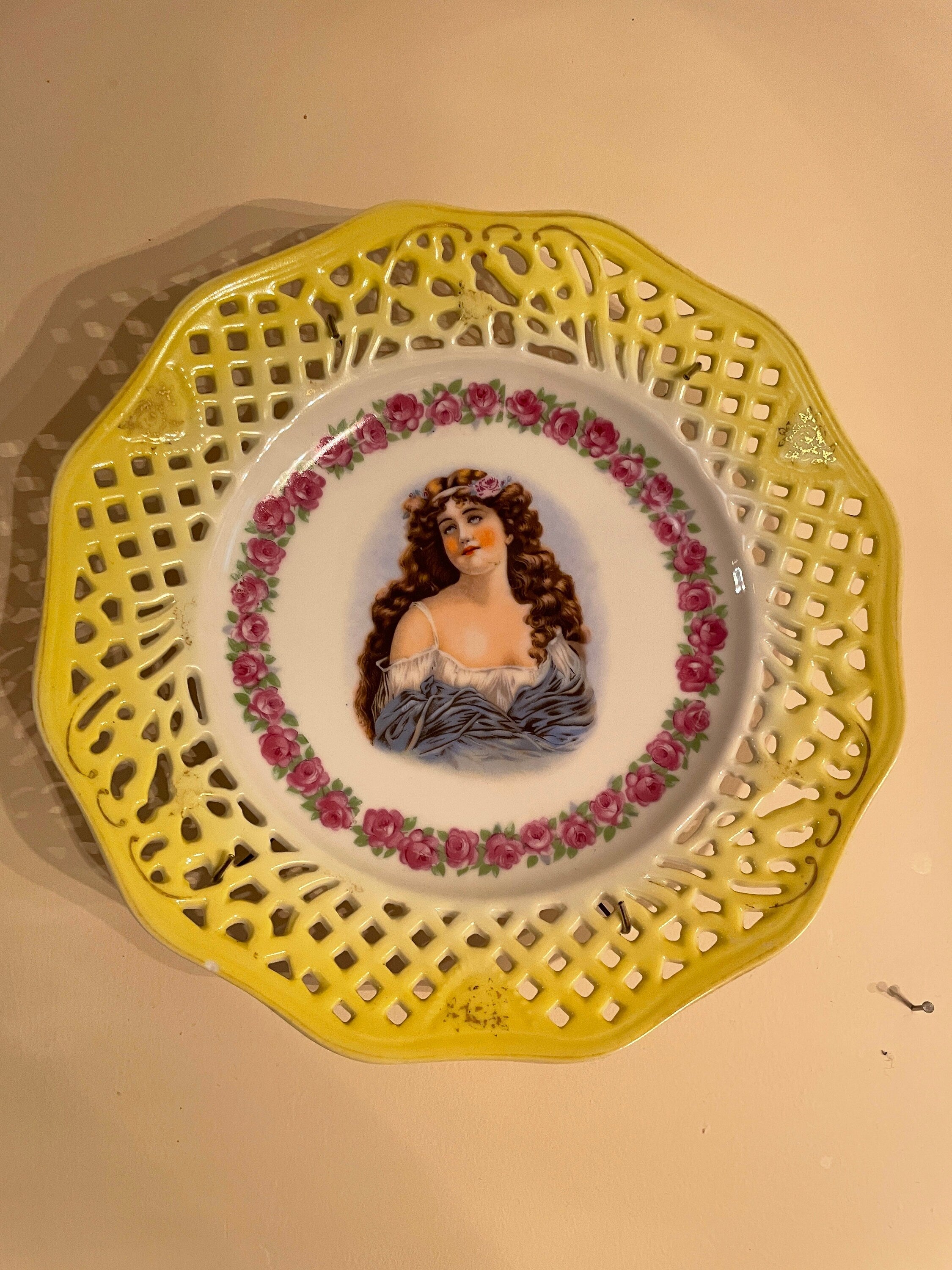 Vintage Unique Decorative Collectible Wall Plate.10"