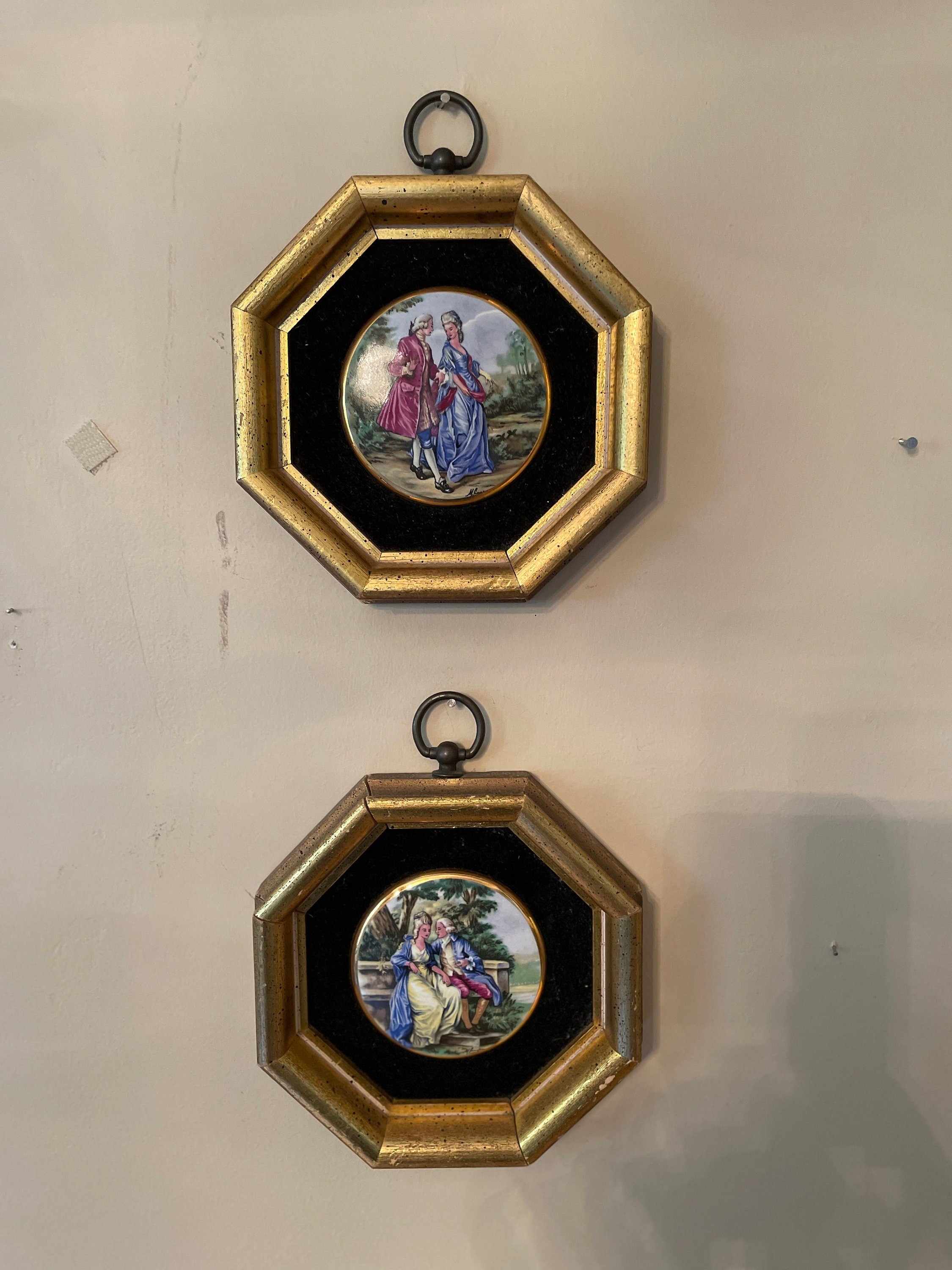 Vintage French Style Miniature Porcelain Wall Plaques Romantic Couple Art Gold Octagon Frame Rococo Home Accent Collectible Decoration