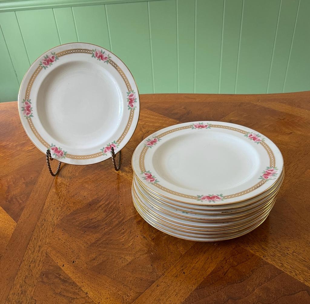 Vintage Wedgwood England Fine China Dinner Plates Set of 12 Featuring Pink Rose Garland Pattern Elegant Gold Trim Classic Floral Design