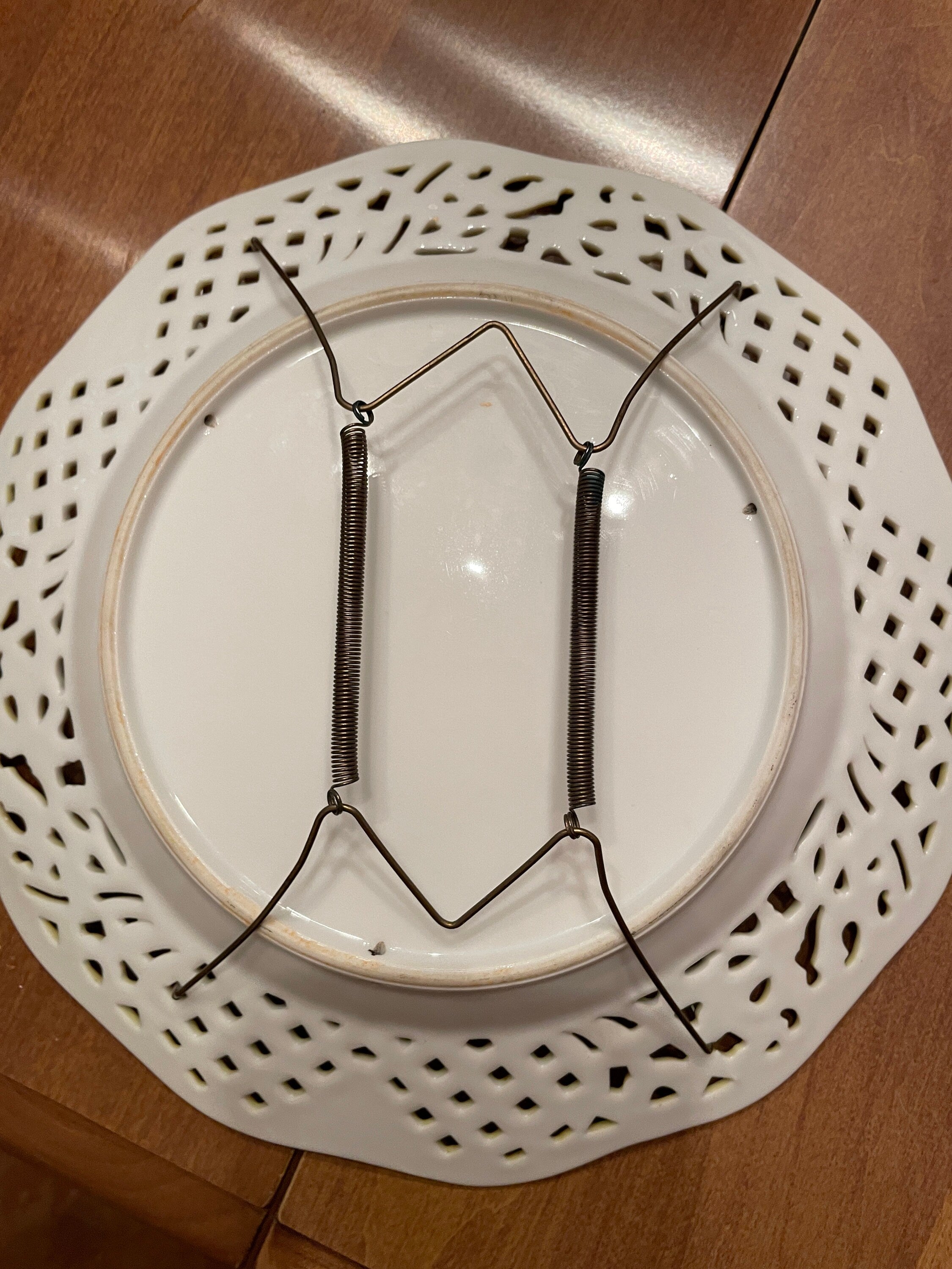 Vintage Unique Decorative Collectible Wall Plate.10"