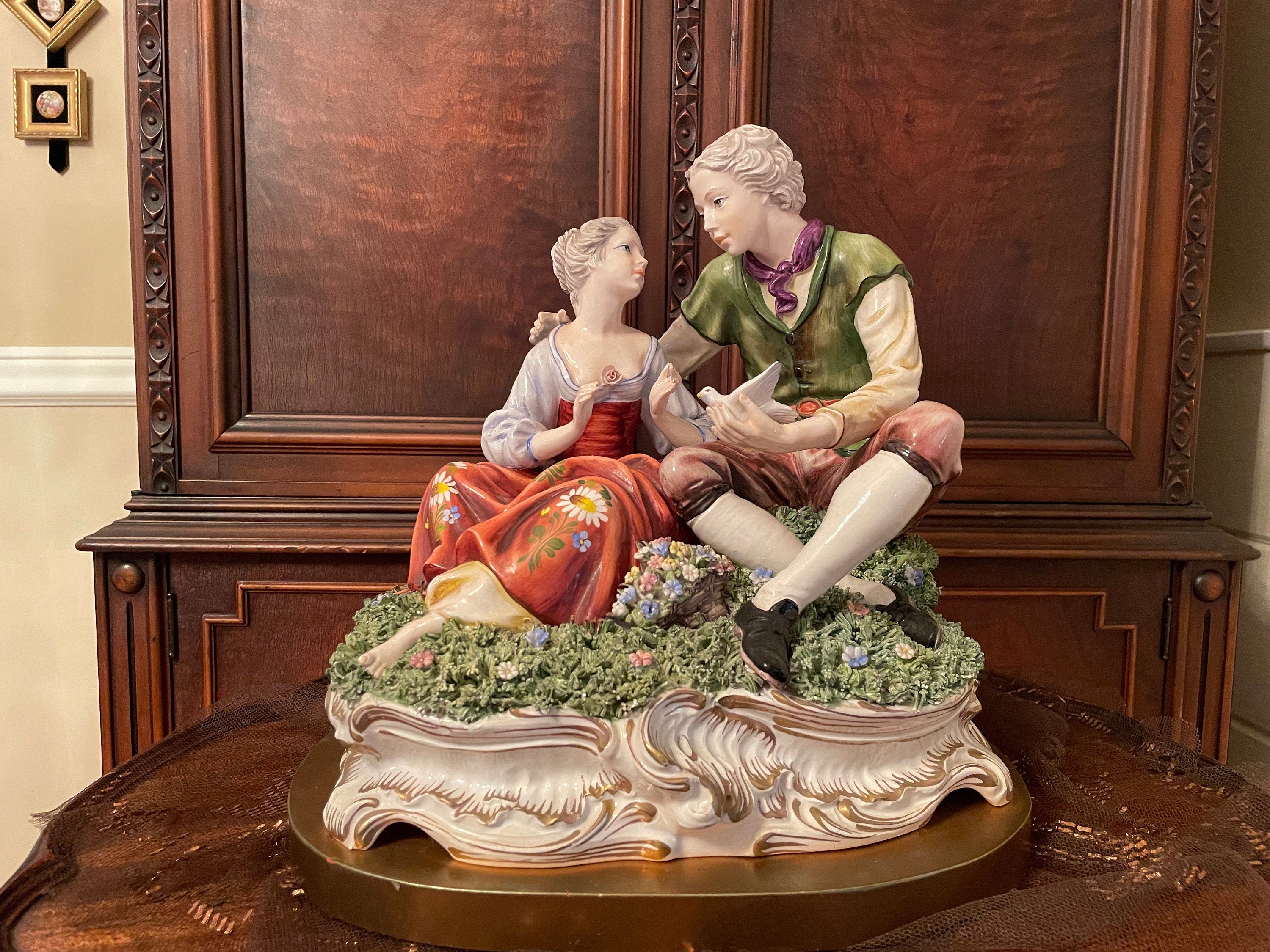 Romantic Porcelain Couple Figurine Victorian Style Hand Painted Colorful Sculpture French Rococo Lovers Statue Decorative Collectible