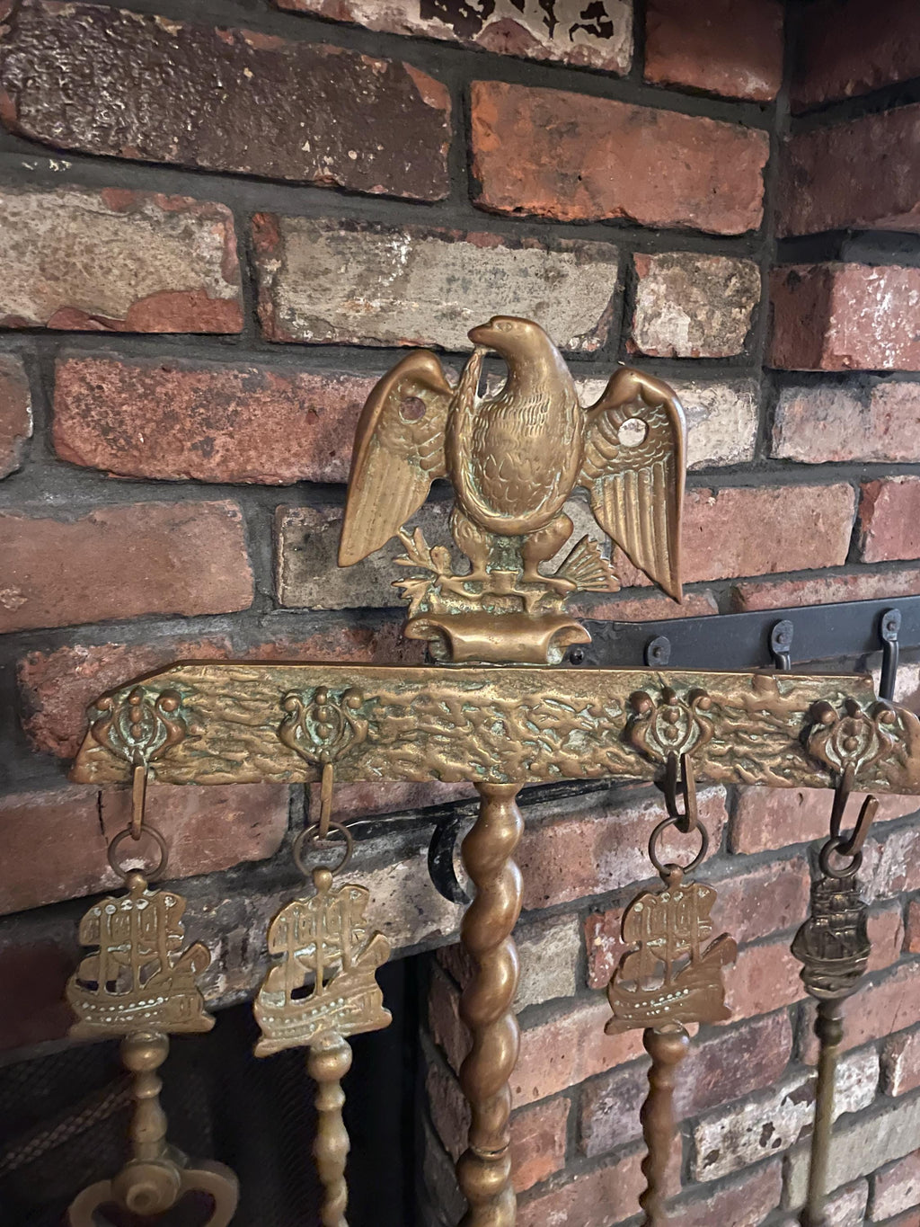 Antique Brass Rare Fireplace Tool Set Eagle Motif Decorative Hearth Accessory Brass Fireplace Tool Set with Eagle Motif and Twisted Stand