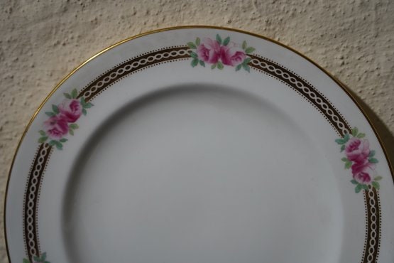 Vintage Wedgwood England Fine China Dinner Plates Set of 12 Featuring Pink Rose Garland Pattern Elegant Gold Trim Classic Floral Design