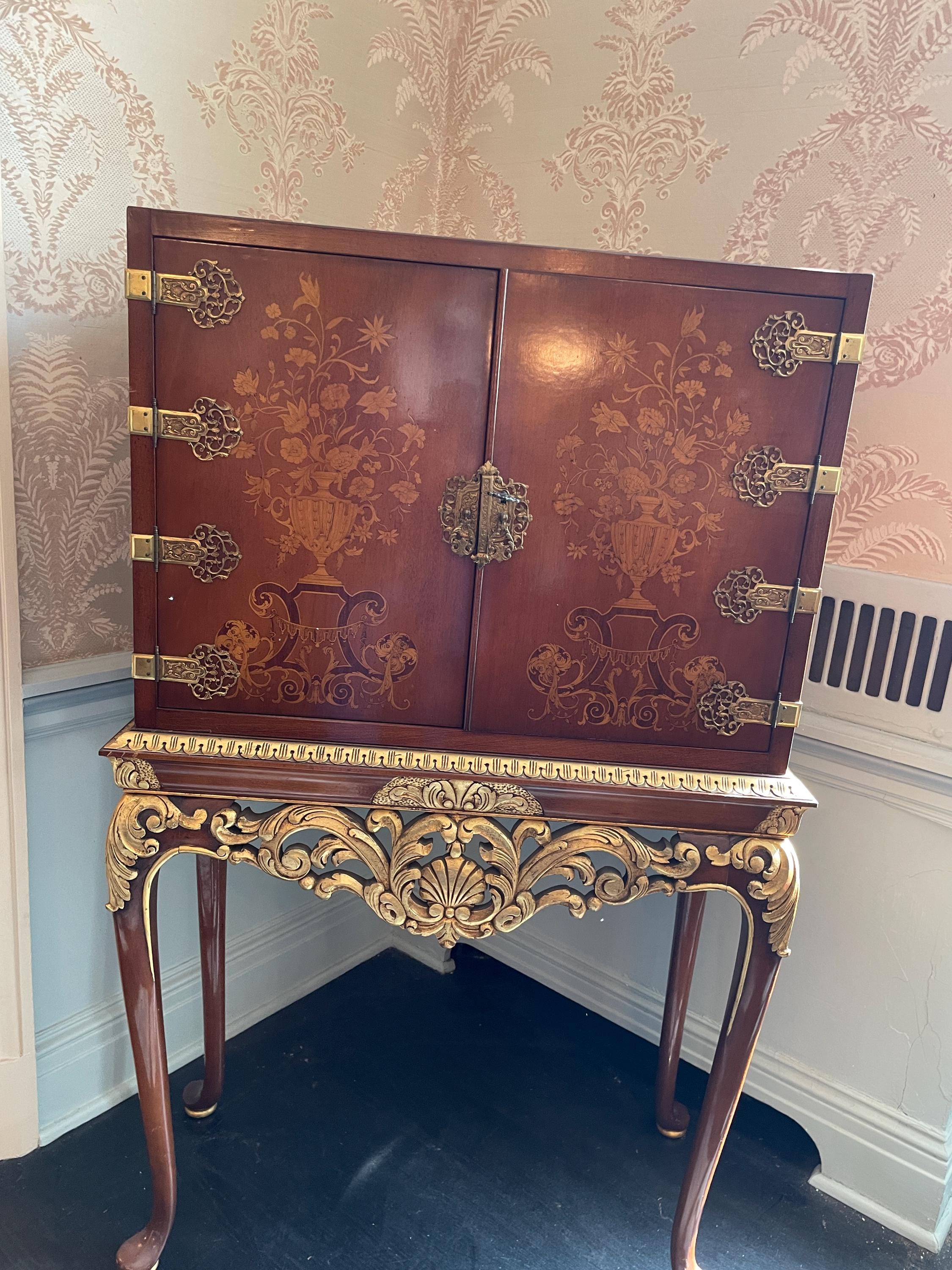 Vintage Brass Hinges French Style Accent Cabinet Floral Inlay Cabinet on Ornate Gold Gilded Table  Drink Cabinet Home Decoration Furniture