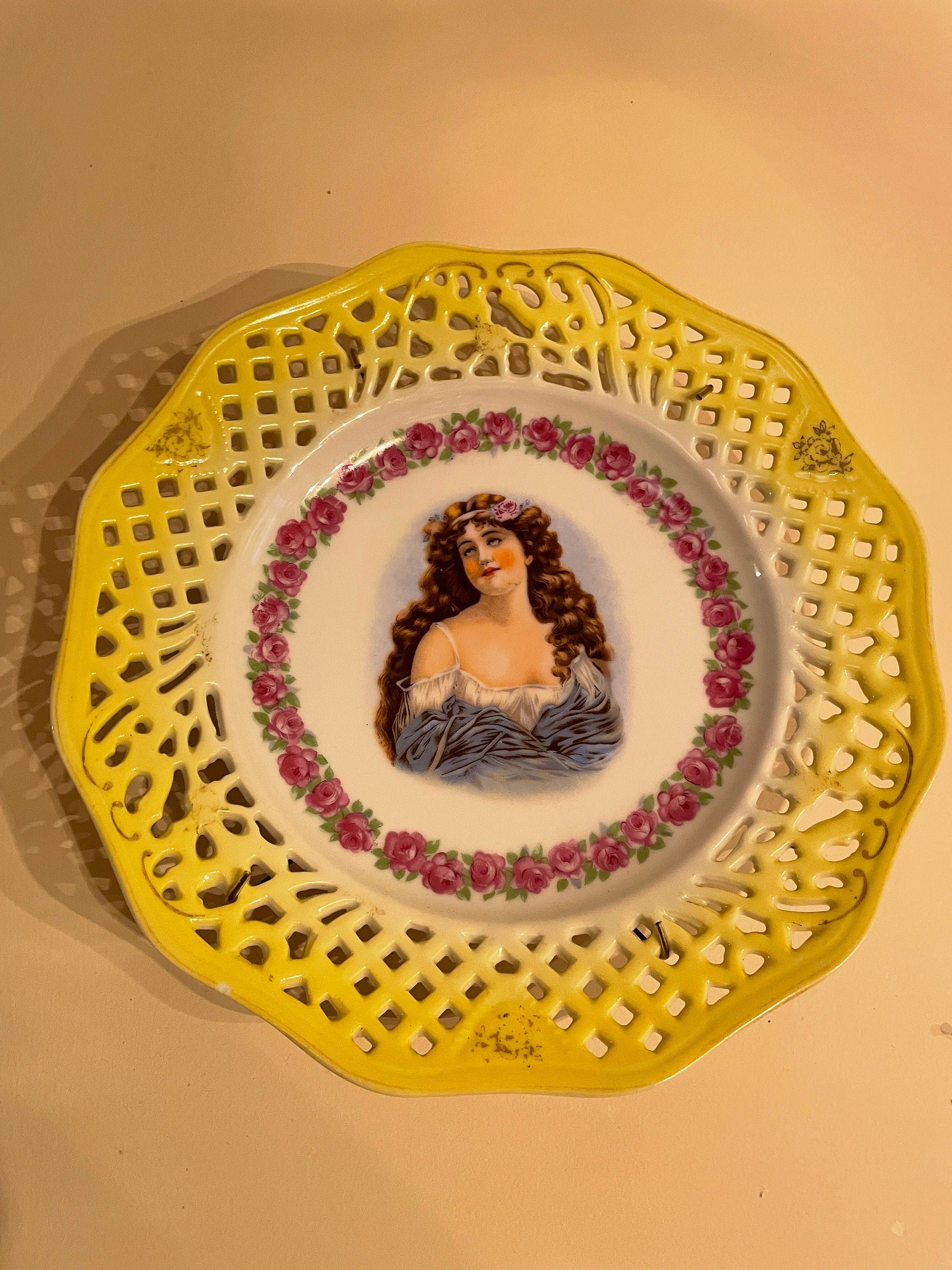 Vintage Unique Decorative Collectible Wall Plate.10"