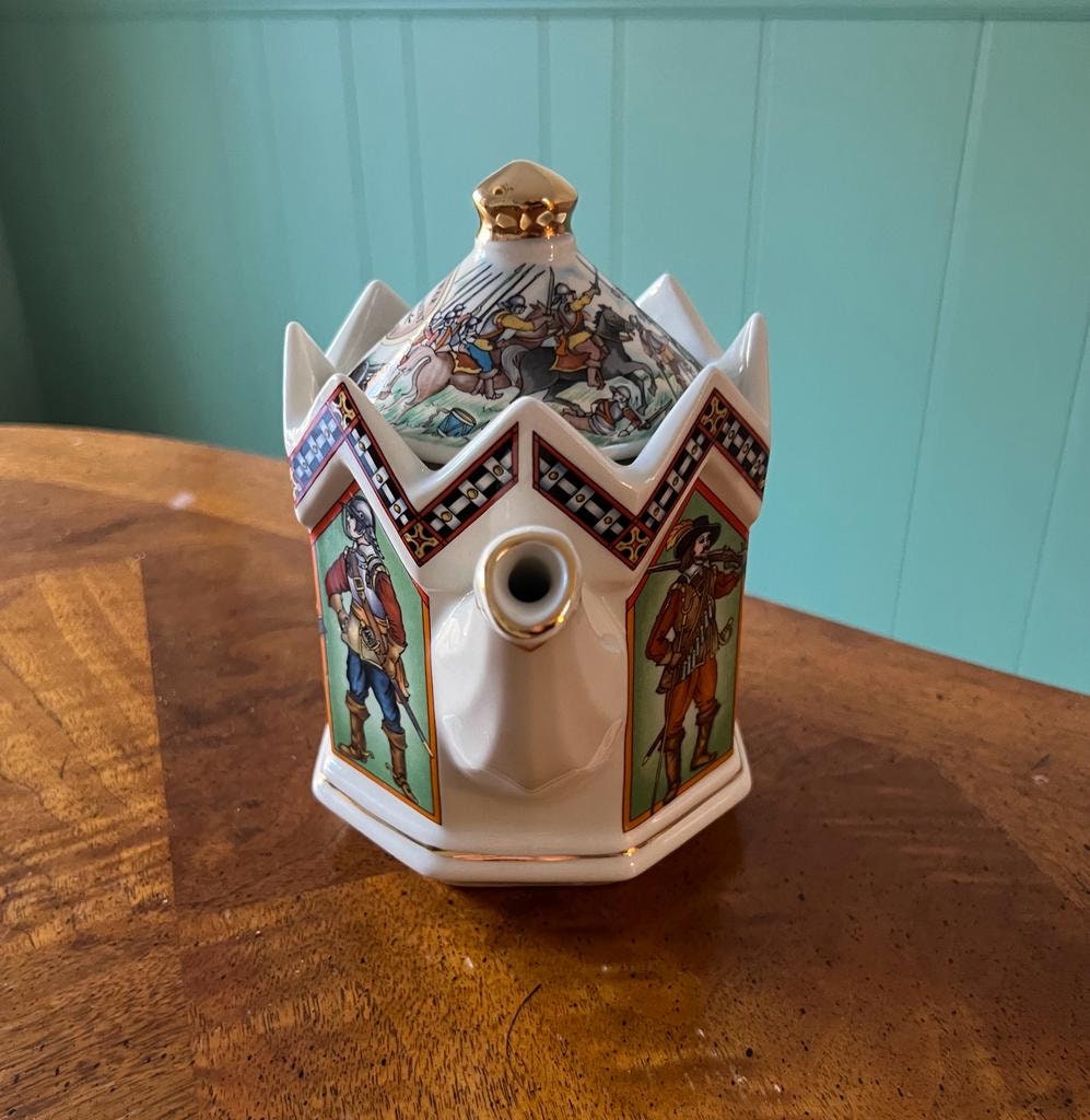Vintage Porcelain Sadler Collectible  Teapot.Queen Elizabeth And Duke Of Wellington.