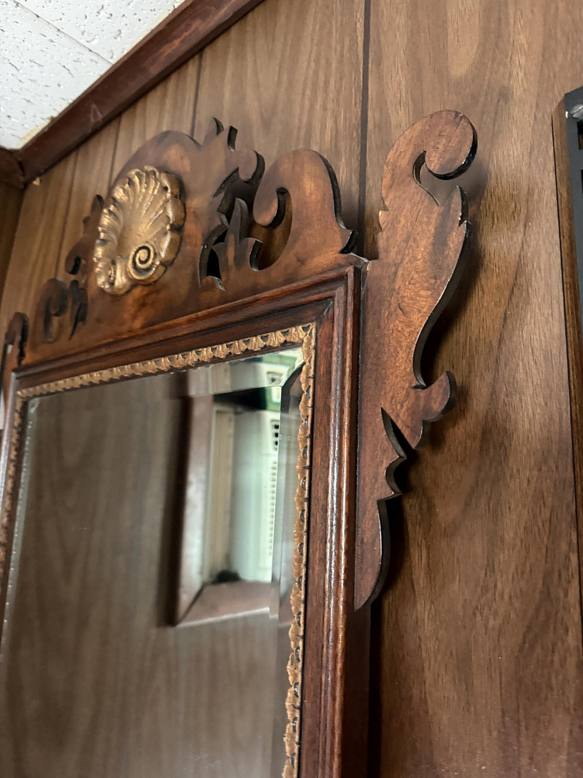 Vintage Henkel Harris Mahogany Wall Mirror, Federal Style Shell Carved Crest, Gold Beaded Trim, American Classic Elegance Home Decoration