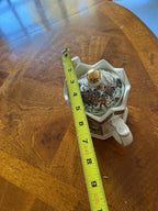 Vintage Porcelain Sadler Collectible  Teapot.Queen Elizabeth And Duke Of Wellington.