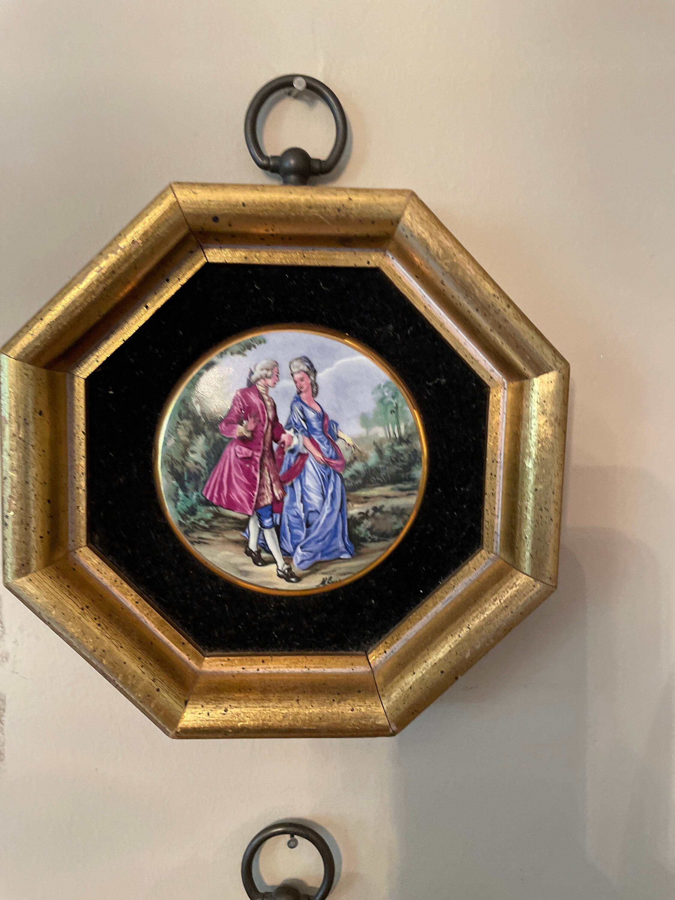 Vintage French Style Miniature Porcelain Wall Plaques Romantic Couple Art Gold Octagon Frame Rococo Home Accent Collectible Decoration