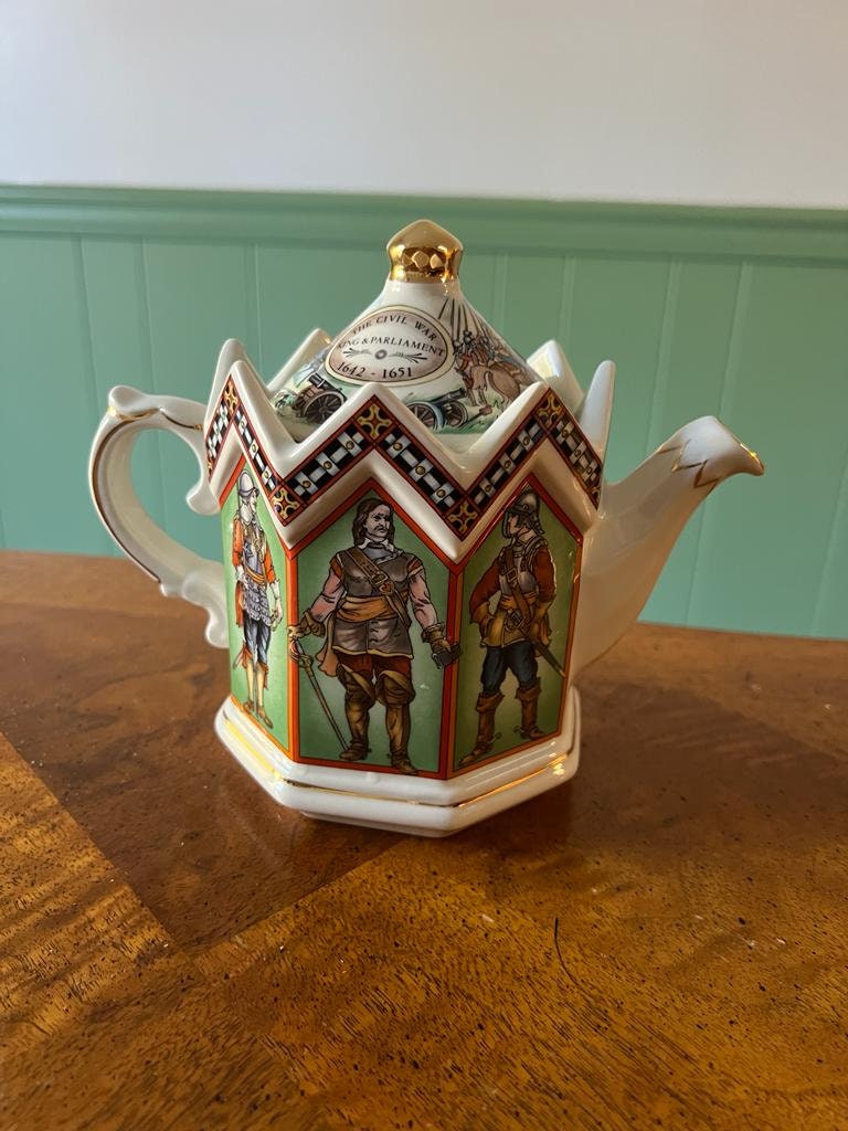 Vintage Porcelain Sadler Collectible  Teapot.Queen Elizabeth And Duke Of Wellington.