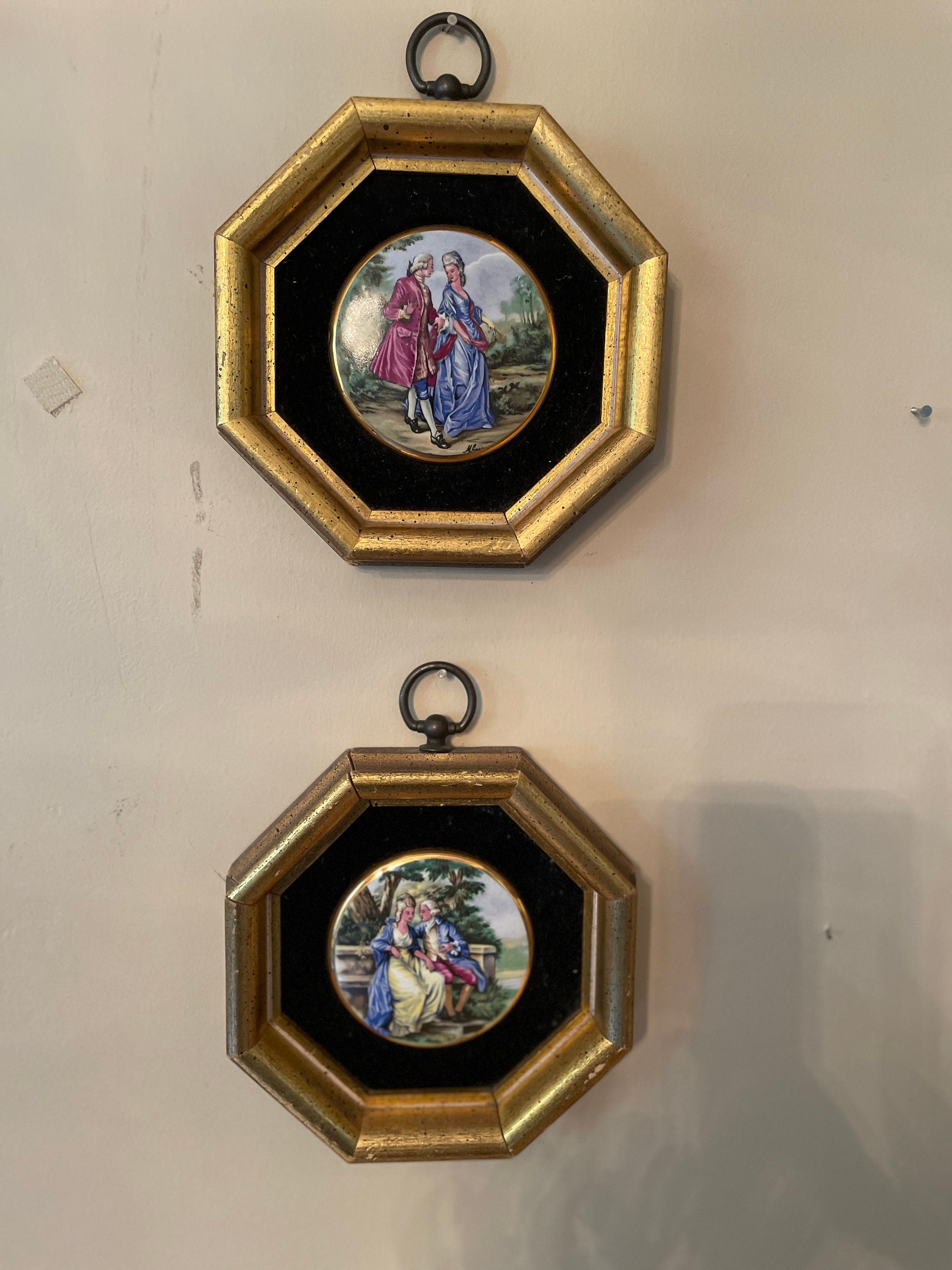 Vintage French Style Miniature Porcelain Wall Plaques Romantic Couple Art Gold Octagon Frame Rococo Home Accent Collectible Decoration