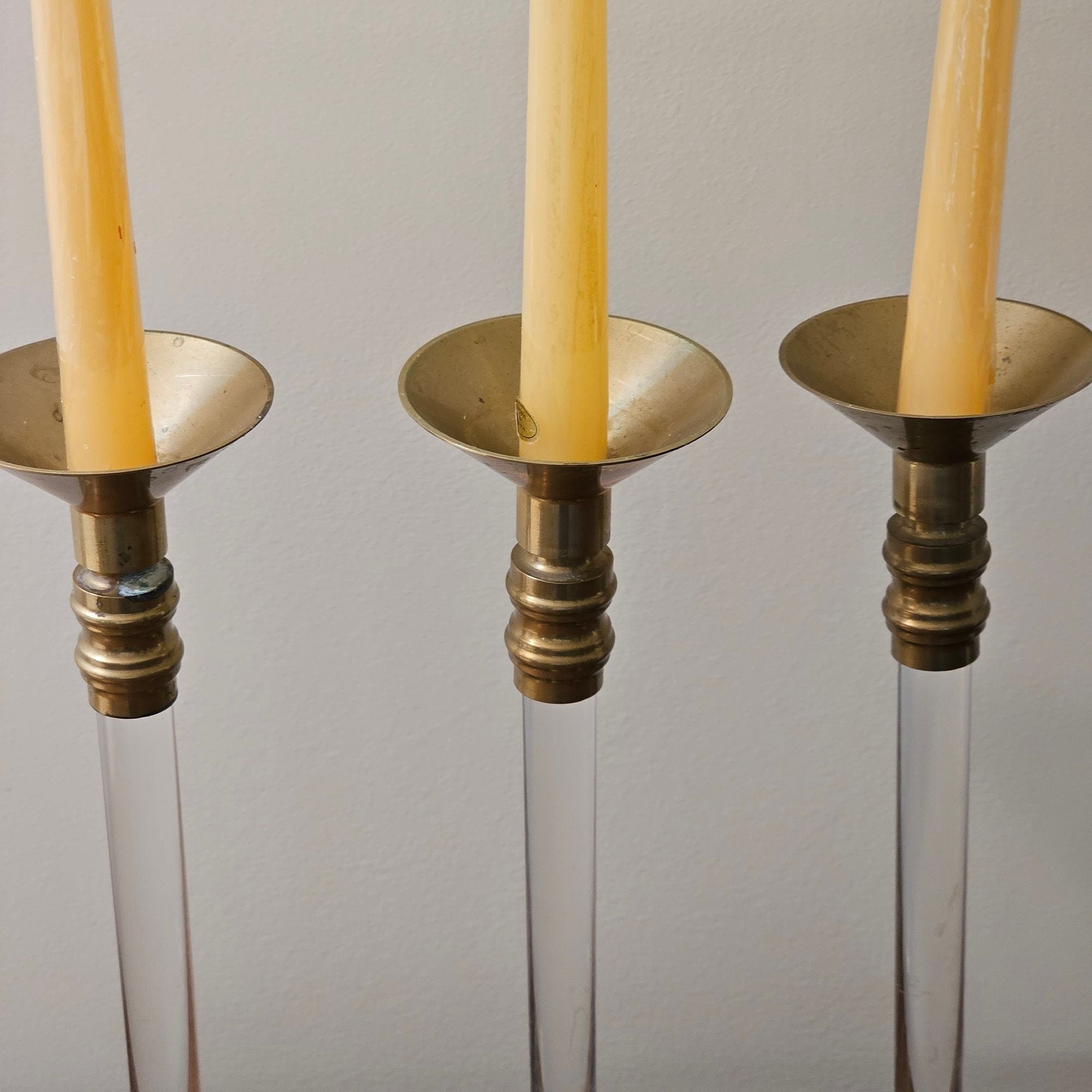 Mid Century Lucite Brass Candlestick Trio Hollywood Regency Taper Holder Clear Column Base Elegant Table Centerpiece Vintage Home Decoration