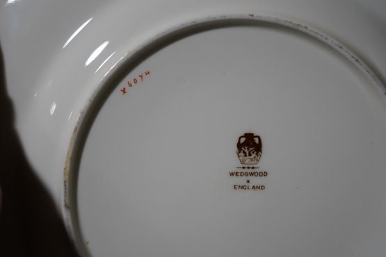 Vintage Wedgwood England Fine China Dinner Plates Set of 12 Featuring Pink Rose Garland Pattern Elegant Gold Trim Classic Floral Design