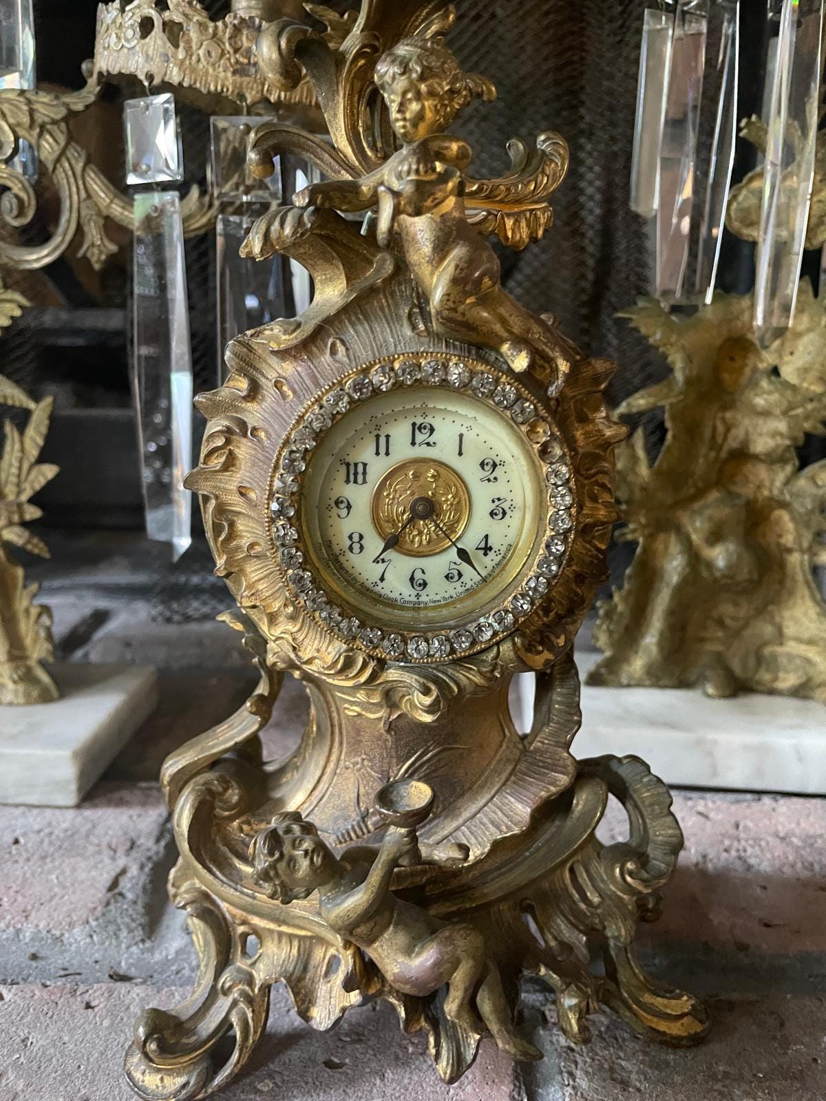 Vintage Cherub Table Clock Gilded Brass Frame Antique French Design Decorative Mantel Timepiece Crystal Accents Elegant Classic Home Decor