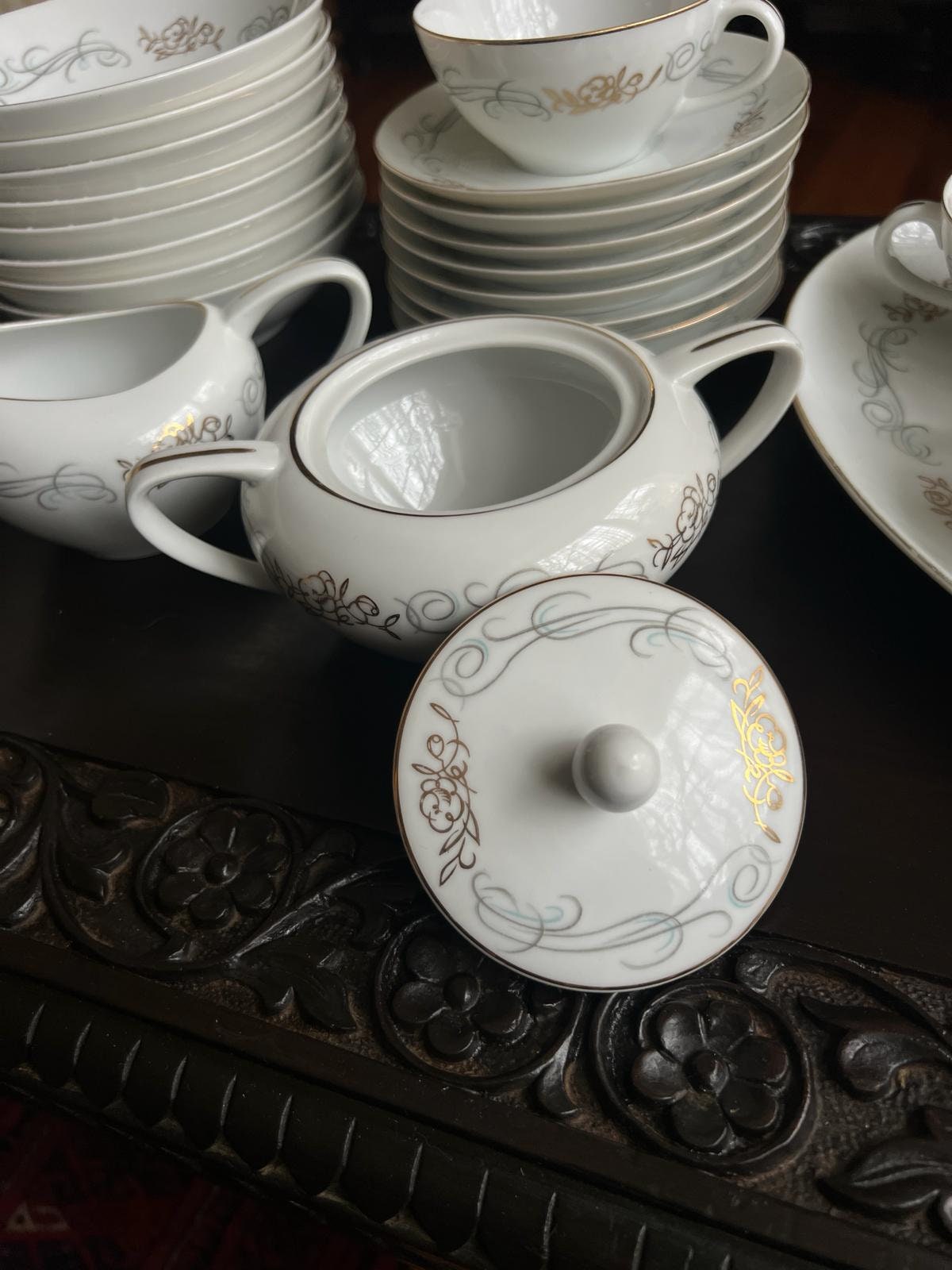 Vintage Wentworth Fine China Golden Scroll Dinnerware Set Elegant Floral Pattern Fine Porcelain Service Tea Soup Plates Cups Bowls Tray